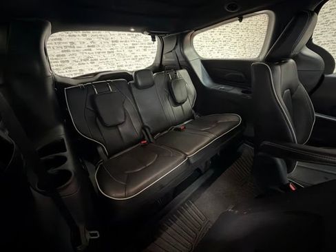 Used 2023 Chrysler Pacifica Limited w/ S Appearance Package FWD image 14