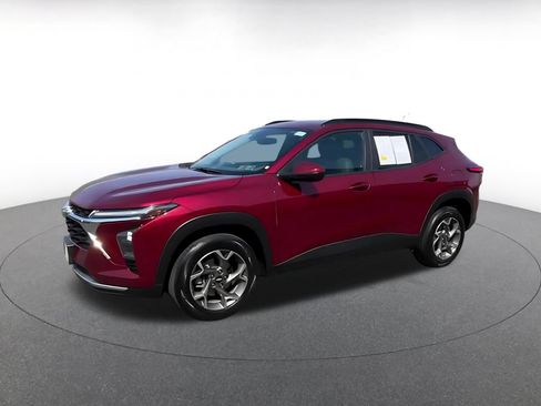 Used 2025 Chevrolet Trax LT FWD image 6