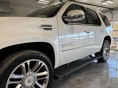 Used 2014 Cadillac Escalade Premium AWD/4WD image 4