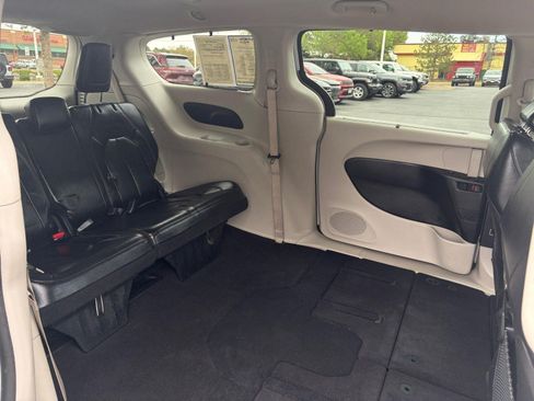 Used 2022 Chrysler Pacifica Touring-L FWD image 18