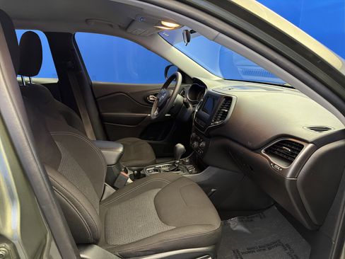 Used 2019 Jeep Cherokee Latitude w/ Popular Appearance Group image 23