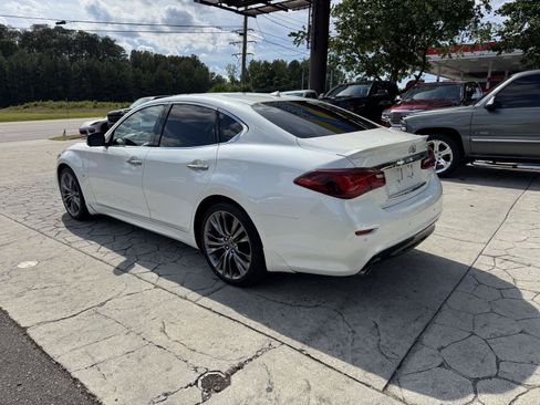 Used 2018 INFINITI Q70 Luxe RWD image 10