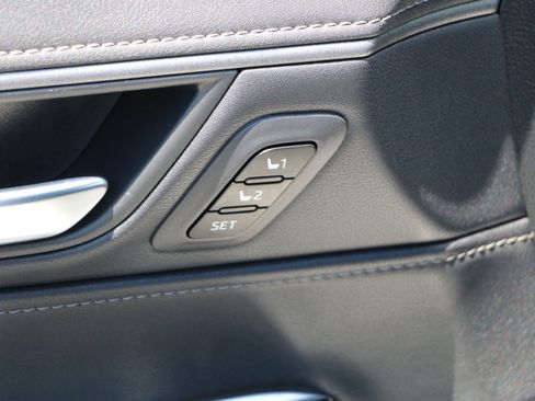 Used 2023 Toyota Venza XLE AWD/4WD image 18