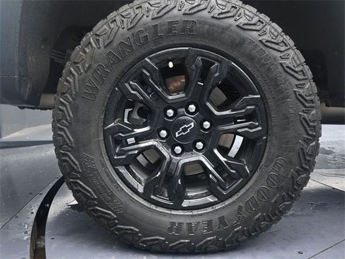 Used 2023 Chevrolet Silverado 1500 ZR2 w/ Technology Package image 9