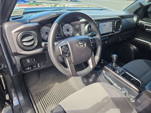Used 2022 Toyota Tacoma TRD Off-Road w/ Technology Package AWD/4WD image 13