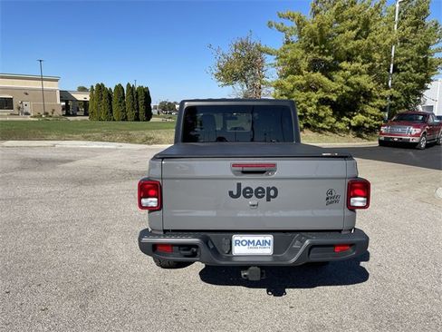 Used 2021 Jeep Gladiator Willys image 4