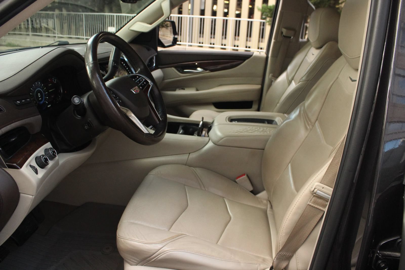 Used 2016 Cadillac Escalade Luxury AWD/4WD image 14