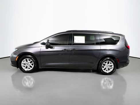 Used 2022 Chrysler Pacifica Touring-L image 9
