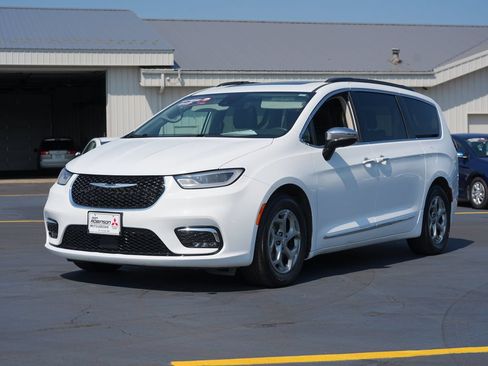 Used 2023 Chrysler Pacifica Limited FWD image 7