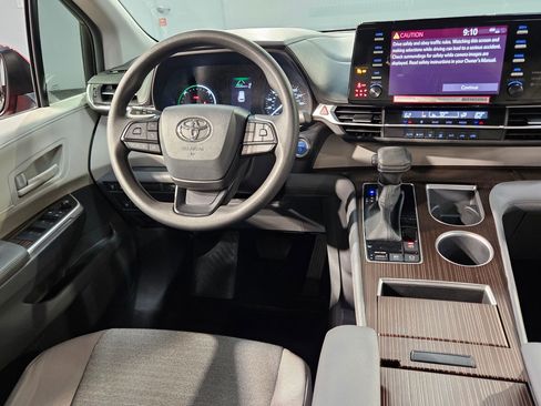 Used 2024 Toyota Sienna LE image 9