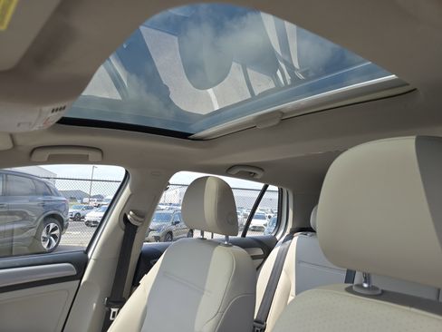 Used 2016 Volkswagen Golf SE image 9