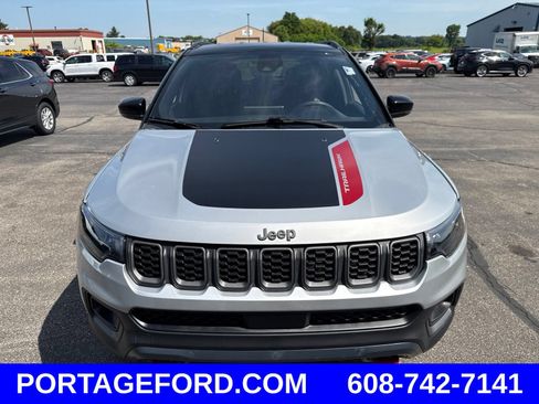 Used 2025 Jeep Compass Trailhawk AWD/4WD image 6