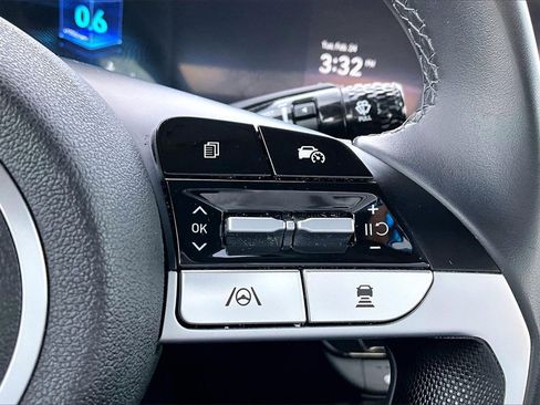 Used 2025 Hyundai Elantra SEL image 17