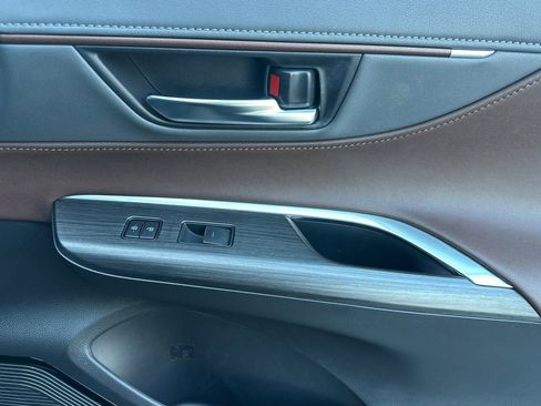 Used 2023 Toyota Venza Limited image 22