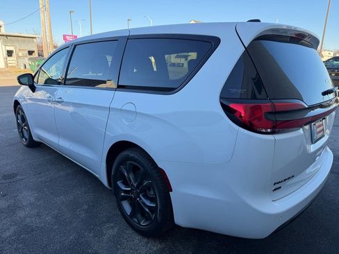 New 2026 Chrysler Pacifica Select image 10