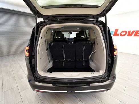 Used 2024 Chrysler Pacifica Limited FWD image 38