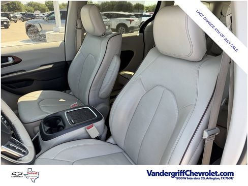 Used 2017 Chrysler Pacifica Limited FWD image 24