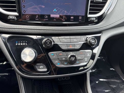 Used 2025 Chrysler Pacifica Limited FWD image 23