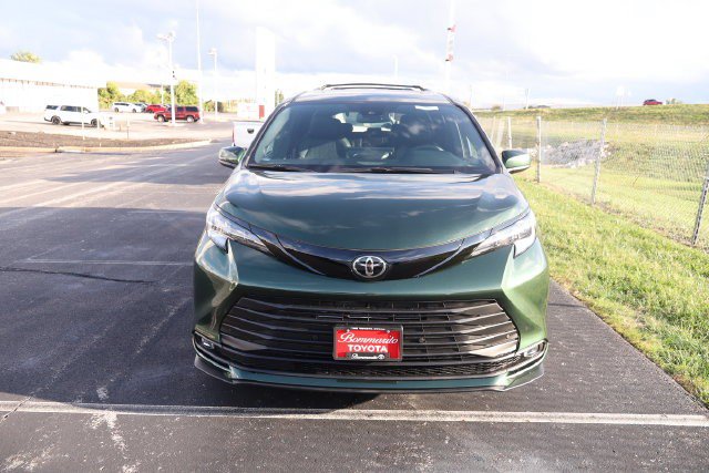 New 2026 Toyota Sienna XLE Woodland Edition AWD/4WD image 3