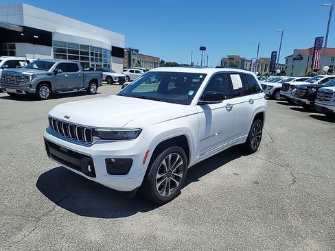 Used 2023 Jeep Grand Cherokee Overland w/ Luxury Tech Group IV RWD image 3
