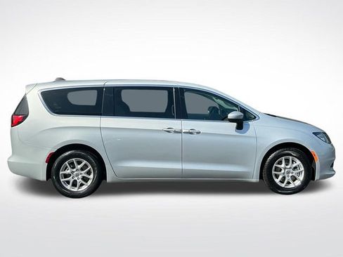 Used 2023 Chrysler Voyager LX FWD image 7