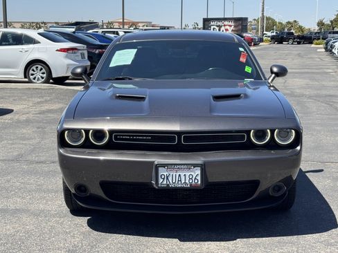 Used 2019 Dodge Challenger SXT RWD image 2