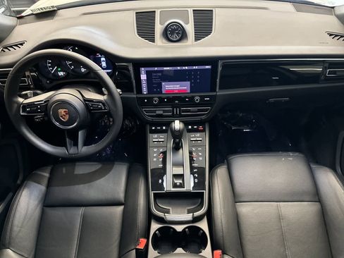 Certified 2025 Porsche Macan AWD/4WD image 6