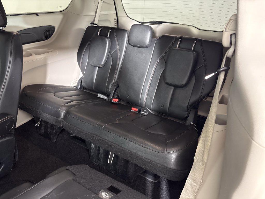 Used 2017 Chrysler Pacifica Touring-L w/ Tire & Wheel Group FWD image 32