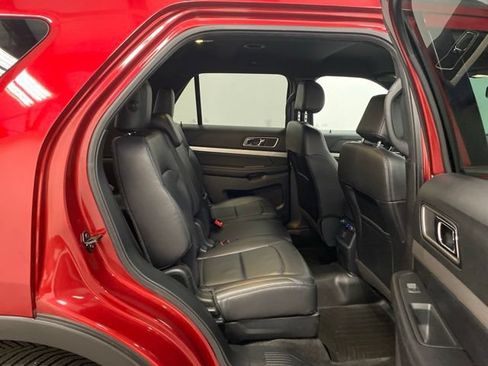 Used 2017 Ford Explorer XLT w/ Equipment Group 202A AWD/4WD image 25