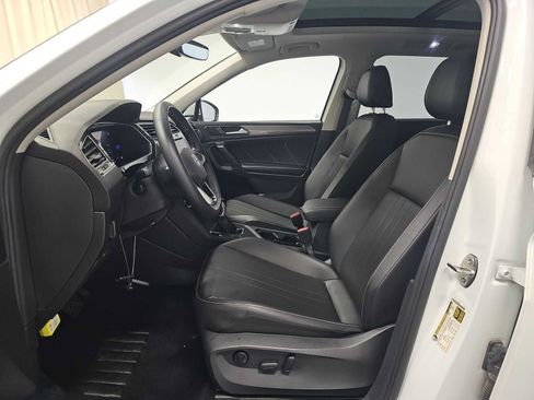 Used 2023 Volkswagen Tiguan SE w/ Panoramic Sunroof Package FWD image 7