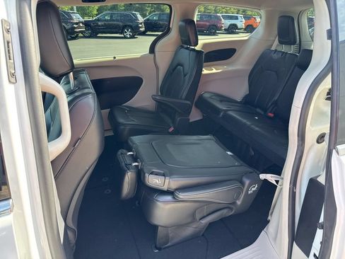 Used 2023 Chrysler Pacifica Touring-L FWD image 14