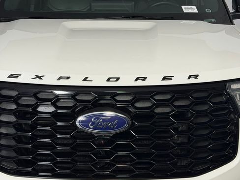 Used 2025 Ford Explorer ST-Line w/ ST-Line Street Pack AWD/4WD image 14