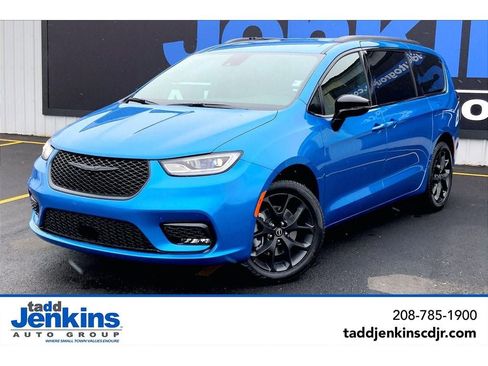 New 2026 Chrysler Pacifica Select AWD/4WD image 1