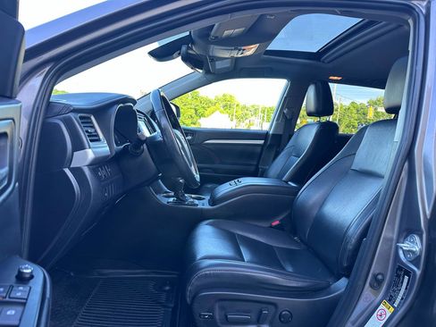 Used 2019 Toyota Highlander XLE FWD image 22