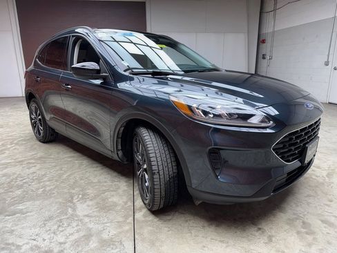 Used 2022 Ford Escape SE w/ SE Sport Appearance Package image 7