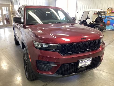 Used 2025 Jeep Grand Cherokee Altitude AWD/4WD image 8