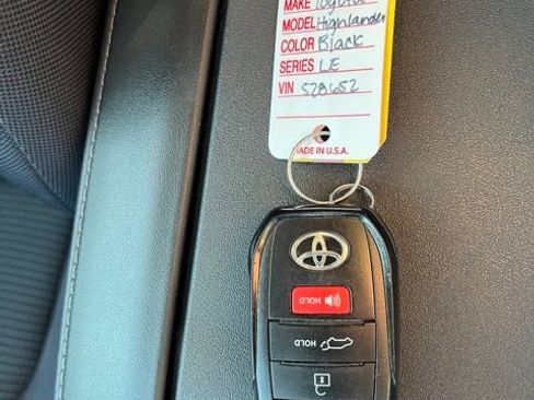 Used 2024 Toyota Highlander LE AWD/4WD image 45