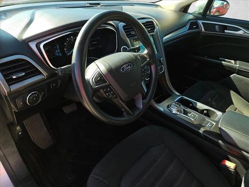 Used 2017 Ford Fusion SE w/ Fusion SE Technology Package image 9