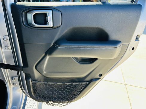 Used 2019 Jeep Wrangler Unlimited Sahara image 23