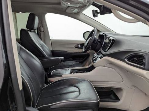 Used 2023 Chrysler Pacifica Limited FWD image 22