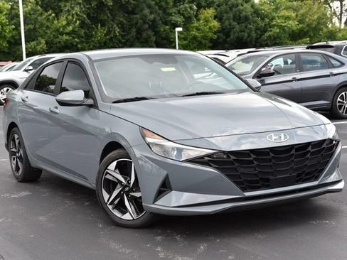 Used 2023 Hyundai Elantra SEL w/ Convenience Package FWD image 2