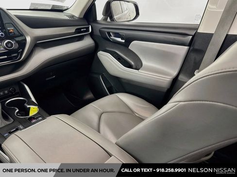 Used 2021 Toyota Highlander XLE FWD image 23