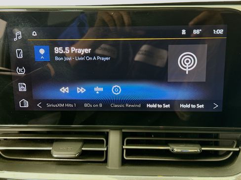 Used 2024 Chevrolet Trax RS w/ Sunroof Package FWD image 17