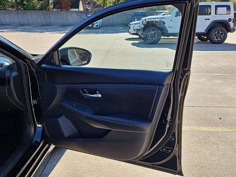Used 2025 Nissan Sentra SV FWD image 33
