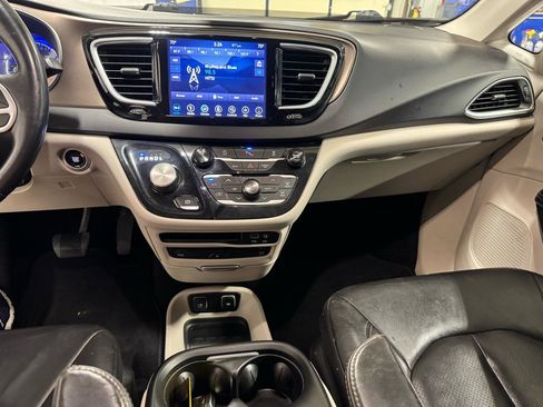 Used 2018 Chrysler Pacifica Touring-L Plus FWD image 15