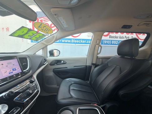 Used 2024 Chrysler Pacifica Touring-L FWD image 28