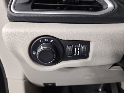 Used 2017 Chrysler Pacifica LX FWD image 27