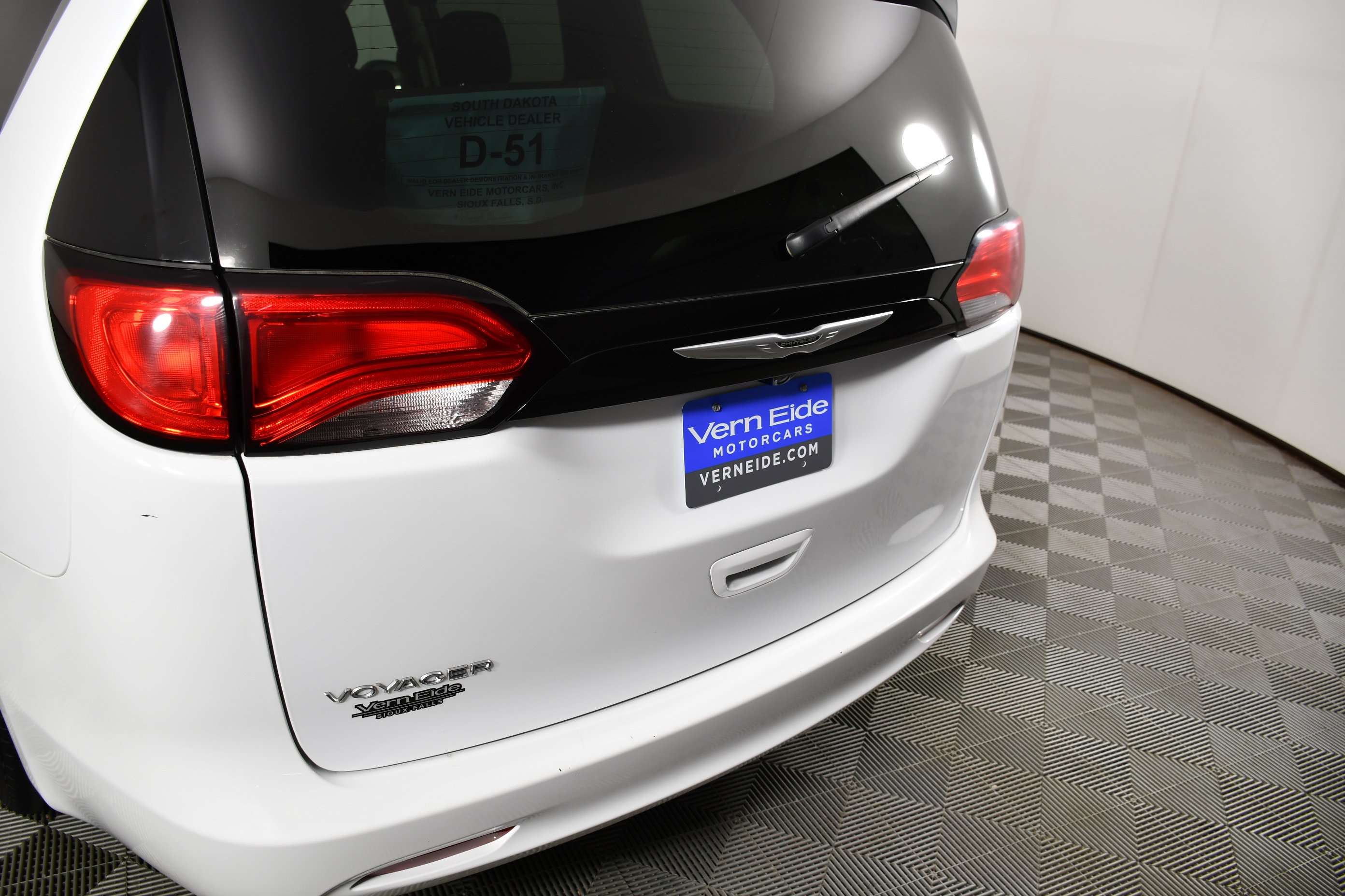 Used 2023 Chrysler Voyager LX FWD image 15
