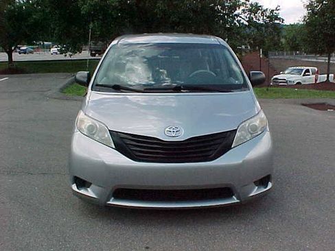 Used 2011 Toyota Sienna w/ Towing Pkg FWD image 3