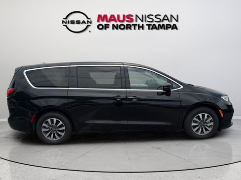 Used 2024 Chrysler Pacifica Limited FWD image 8